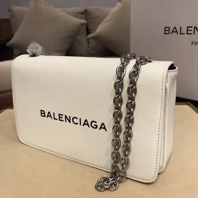 BALENCIAG巴黎世家 鏈條斜挎包 定制進口牛皮搭配精緻鏈條肩帶  BL1107